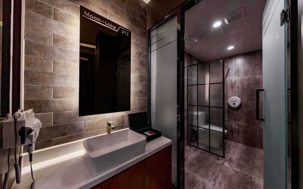 Room (BATH 212) photo 3