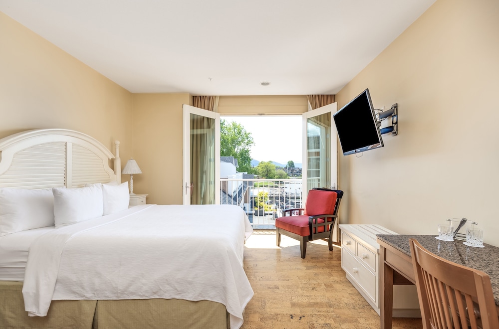 Deluxe Room, 1 King Bed (Arms)