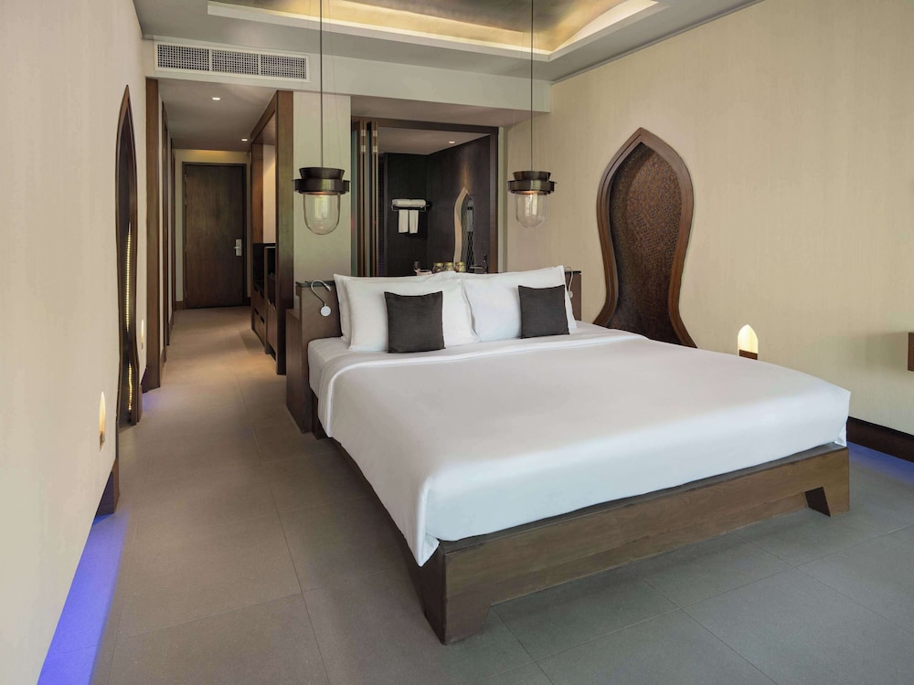 Premier Room, Whirlpool Bath, 1 King Bed - Photo 4