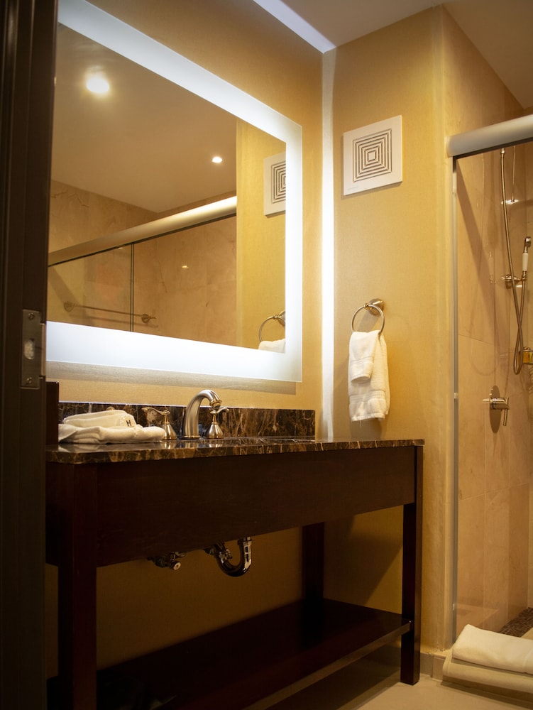 Superior Suite, 2 Bedrooms, Non Smoking (Master) - Photo 4