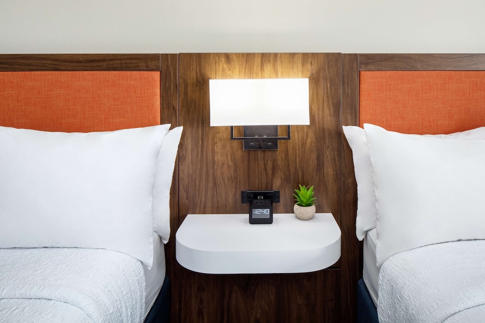 Room, 2 Queen Beds, Accessible, Non Smoking - Photo 5