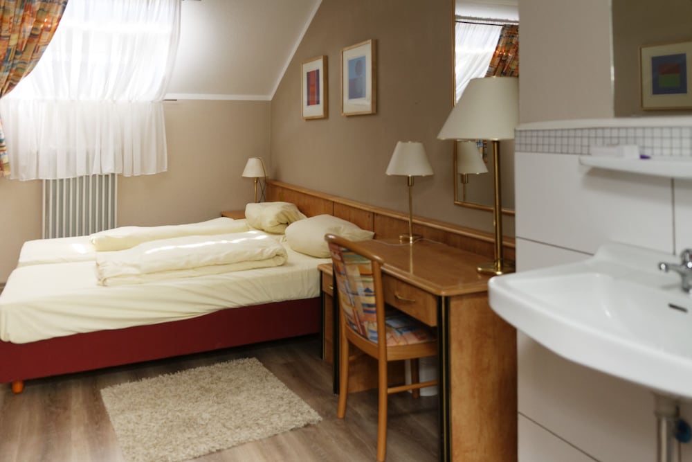 Economy Double Room, Shared Bathroom photo 3