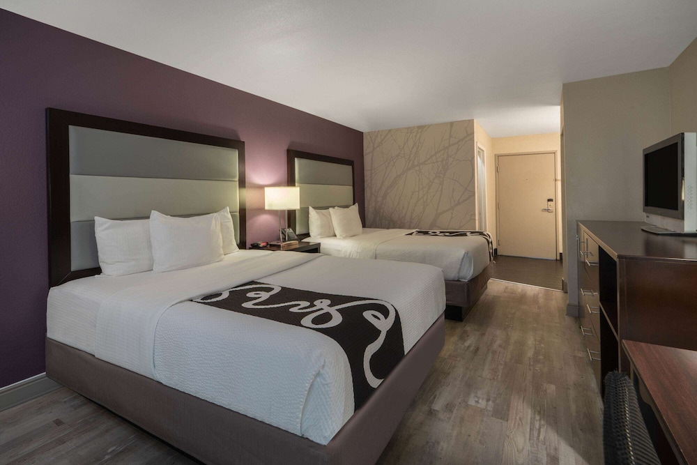 2 Queen Beds, Non Smoking, Kitchenette photo 2