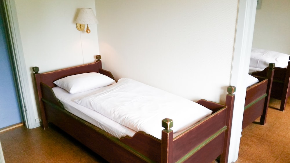 Economy Triple Room photo 3
