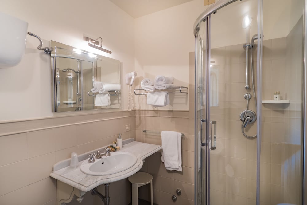 Standard Double or Twin Room - Photo 5