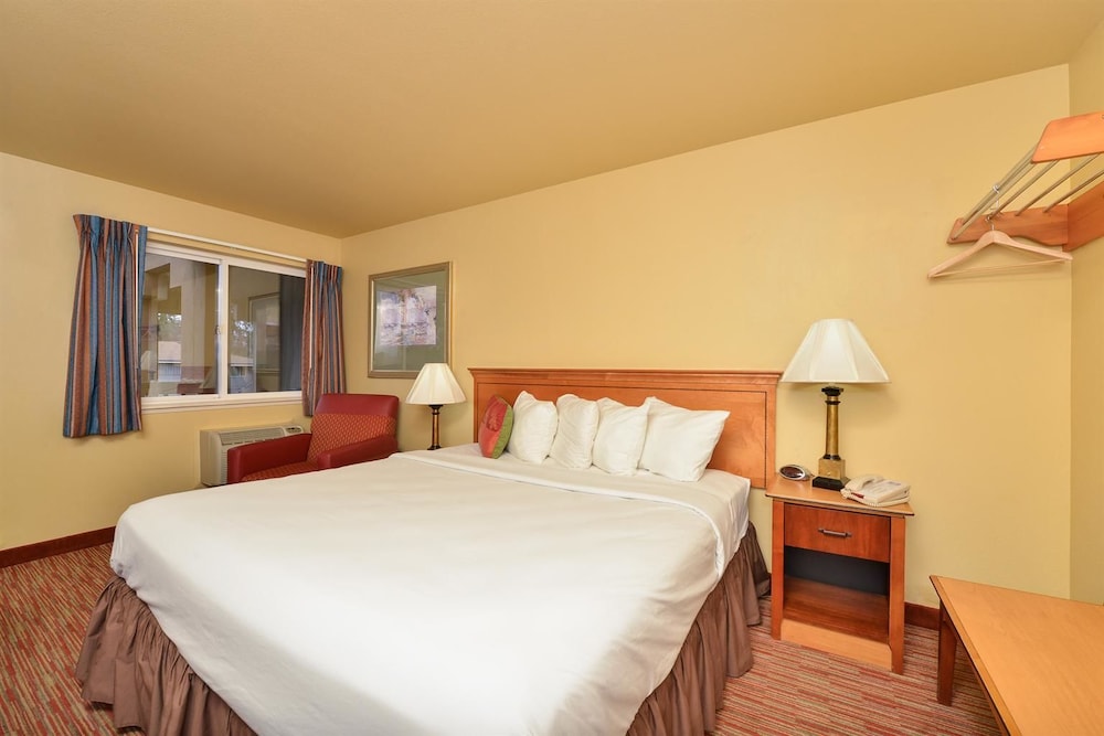 Room, 1 King Bed, Non Smoking - Photo 6