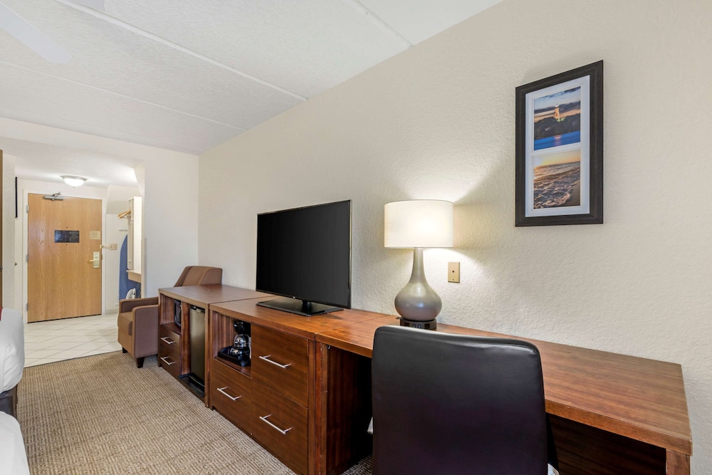 Accessible Room with 2 Queen Beds - Photo 8