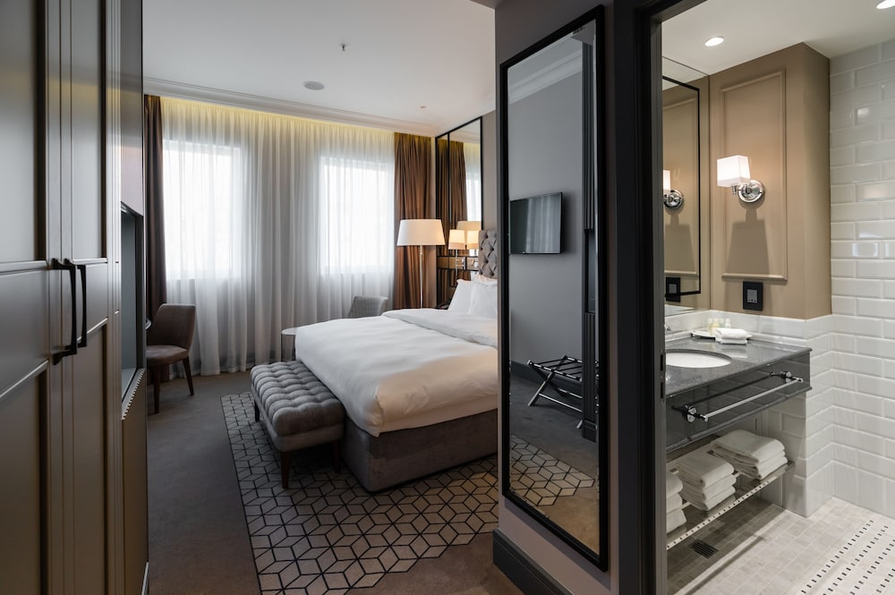 Comfort Room, 1 King Bed, City View photo 2