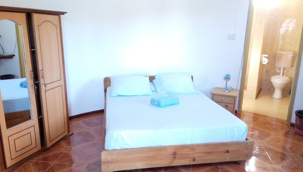 Economy Double Room, 1 Queen Bed, Non Smoking, Beach View (Etage)
