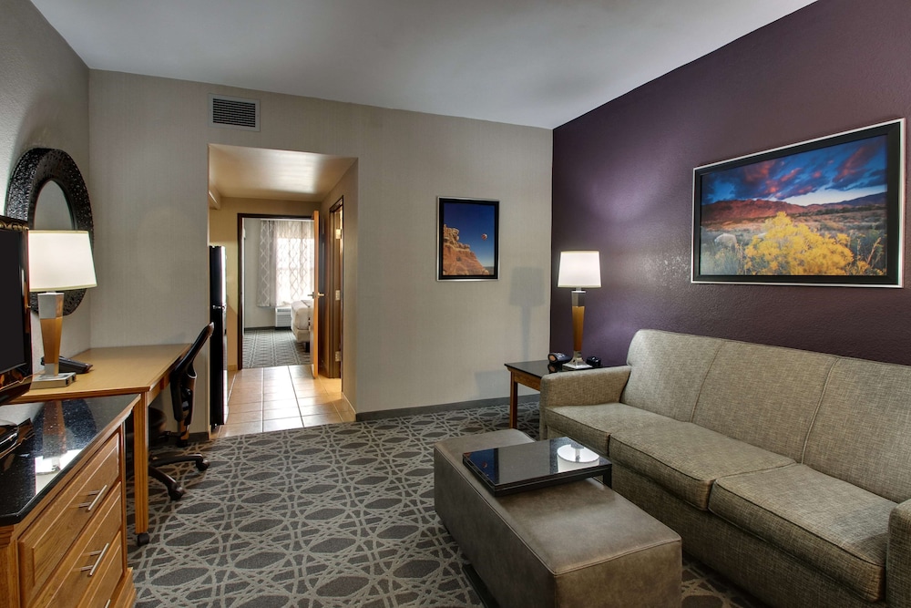 Deluxe Suite, 1 King Bed with Sofa bed, Refrigerator & Microwave (2 Rooms, Kitchen, Upper Floor)