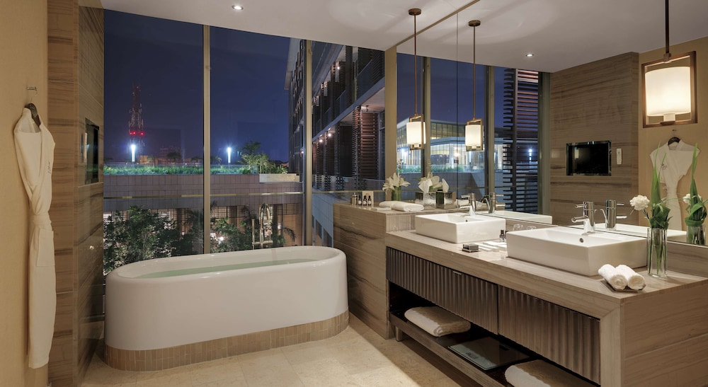 Executive Suite thumbnail 6