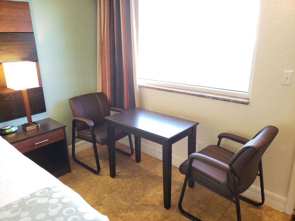 Standard Room, 1 King Bed, Non Smoking, City View photo 2