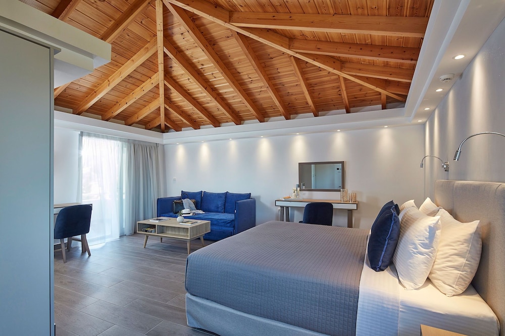 Deluxe Suite, Sea View photo 3