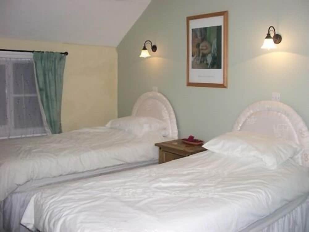 Standard Twin Room, Private Bathroom ((Non En-Suite)) - Photo 1