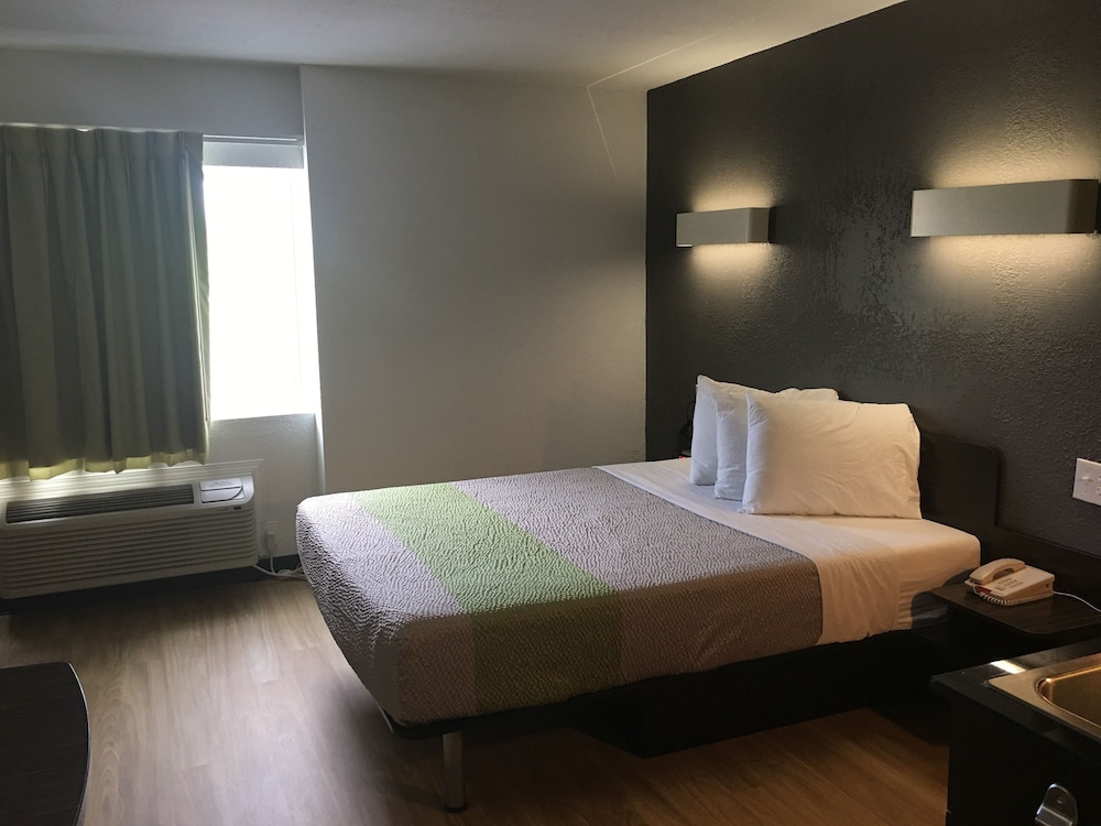 Standard Room, 1 Queen Bed, Non Smoking, Kitchenette photo 2