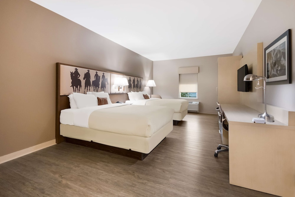 Suite, 2 Queen Beds, Non Smoking, Refrigerator & Microwave - Photo 2