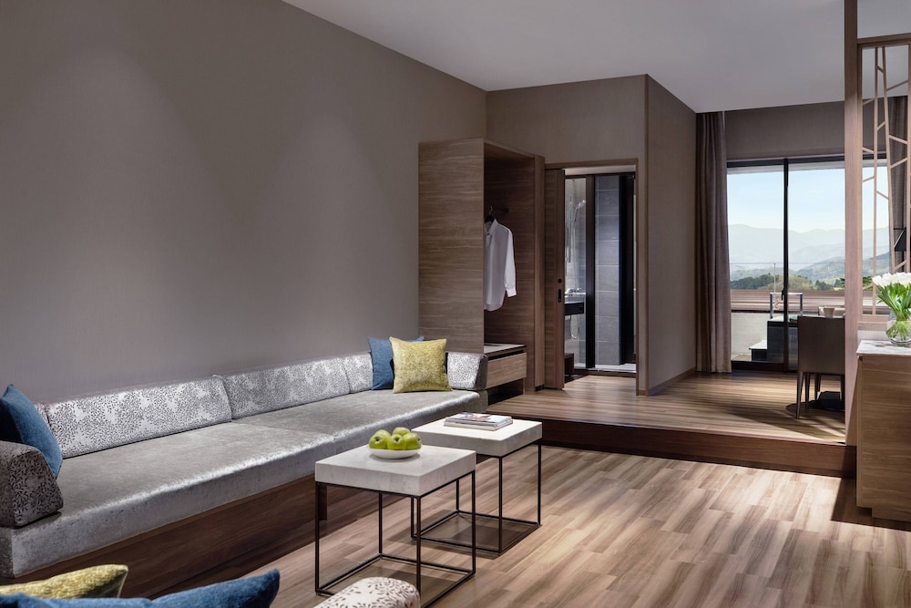 Suite, 2 Twin Beds, Garden View