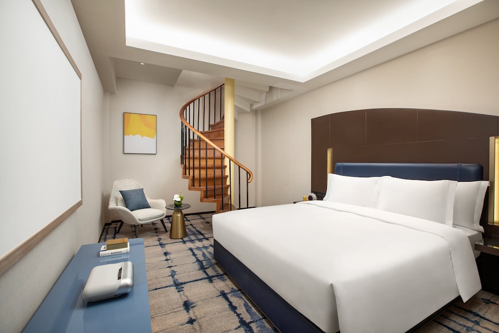 Suite, 1 King Bed, Club Lounge Access - Photo 1