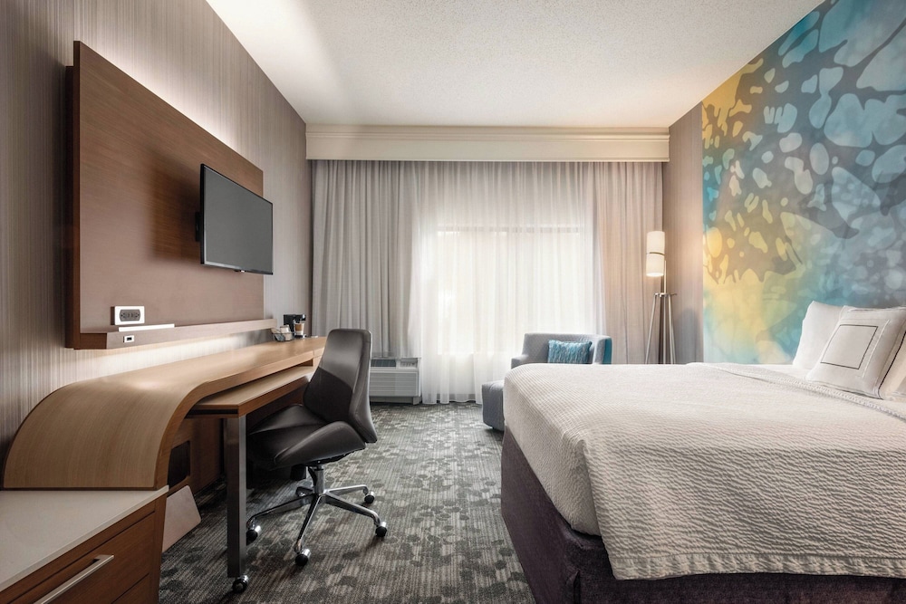 Room, 1 Queen Bed (Mobility Accessible, Tub) - Photo 1