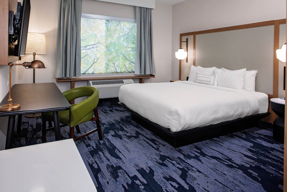 Room, 1 King Bed, Lake View - Photo 1