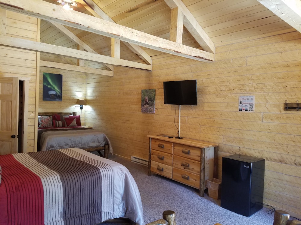 Deluxe Cabin, 2 Queen Beds, Refrigerator & Microwave