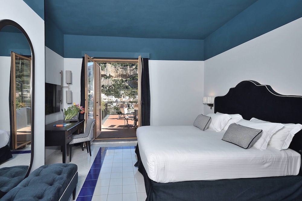 Deluxe Room, 1 Bedroom, Non Smoking, Sea View - Photo 11