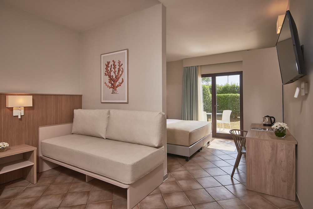 Family Room, Garden View - Photo 1