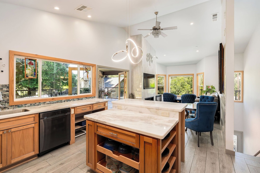 Premium Studio Suite, 1 King Bed, Kitchen, Mountain View