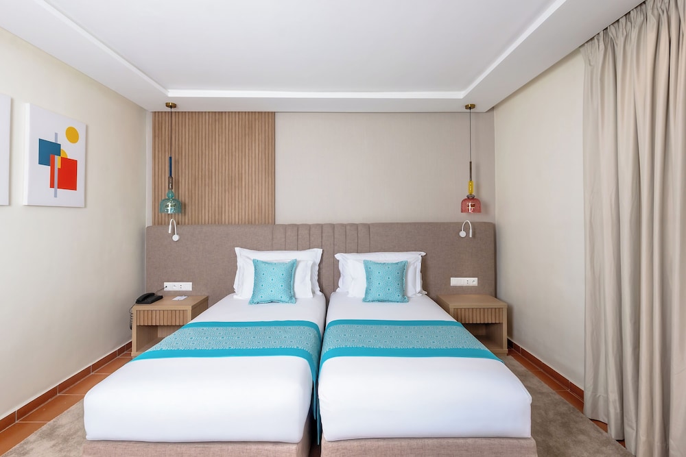Deluxe Room, 2 Twin Beds, Partial Sea View