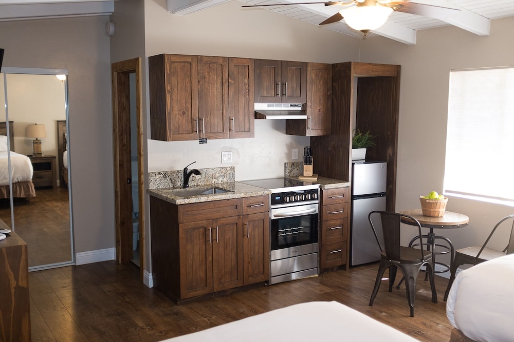 Deluxe Double Room, 2 Queen Beds, Kitchenette photo 3