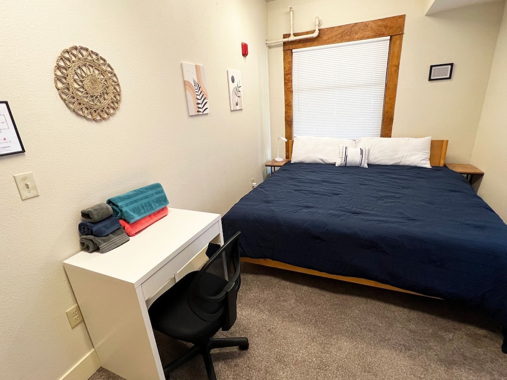 Economy Room, 1 King Bed, Non Smoking