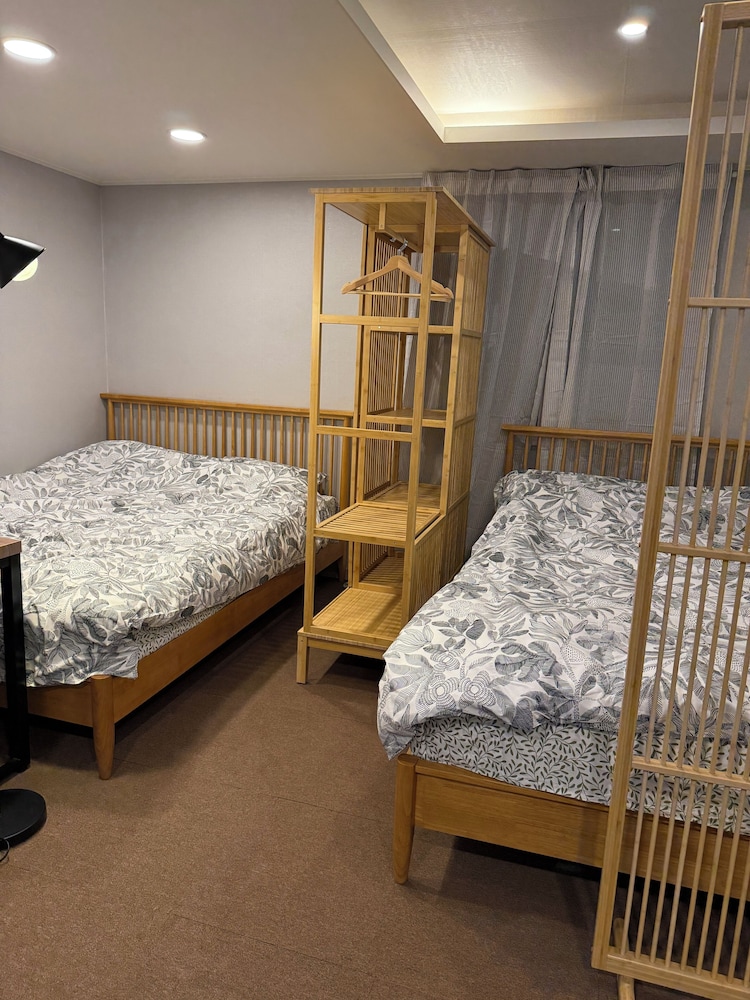 Deluxe Double or Twin Room, 2 Queen Beds, Non Smoking, Private Bathroom