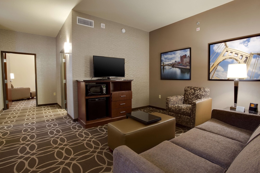 Suite, 1 King Bed with Sofa bed, Refrigerator & Microwave (2 Rooms, Upper Floor) photo 2