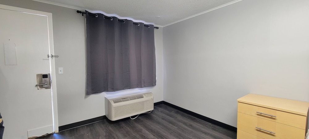 Deluxe Room, 1 King Bed - Photo 3