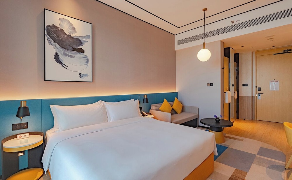 Business Room, 1 King Bed thumbnail 6