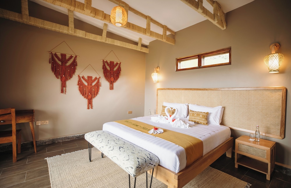 Double Room, 1 King Bed, Private Bathroom, Mountain View photo 2