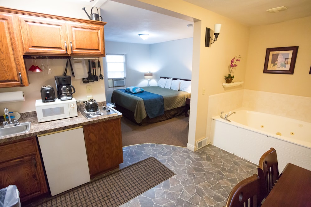 Romantic Studio Suite, 1 King Bed, Pool Access, Courtyard View