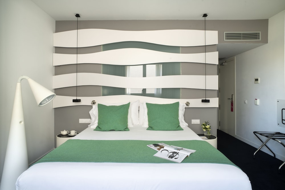 Deluxe Room (with extra bed) photo 2
