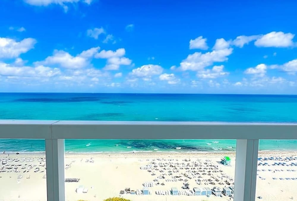 Junior Suite, 1 King Bed with Sofa bed, Balcony, Beach View