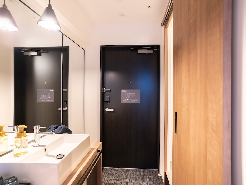 Twin Room with Shower and Toilet - Photo 4