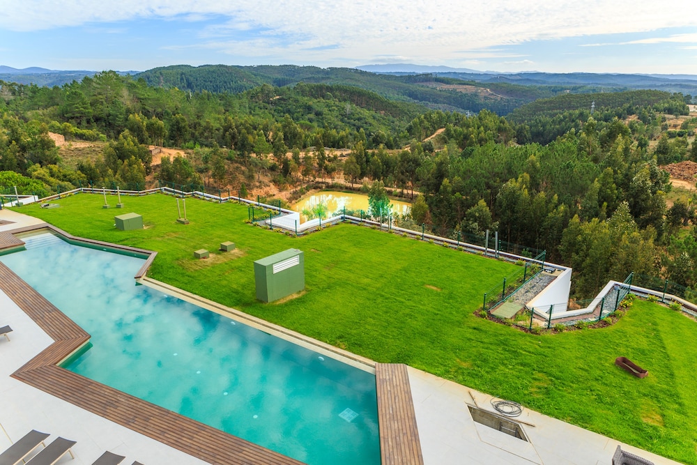 Deluxe Double or Twin Room, Pool View photo 3