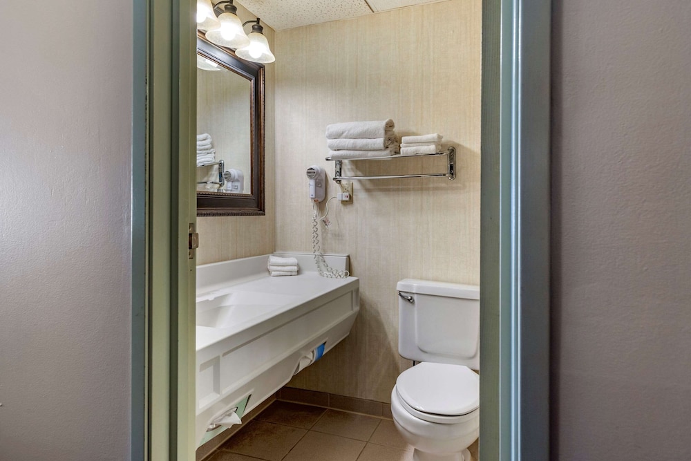 Standard Room, 2 Queen Beds, Non Smoking - Photo 2