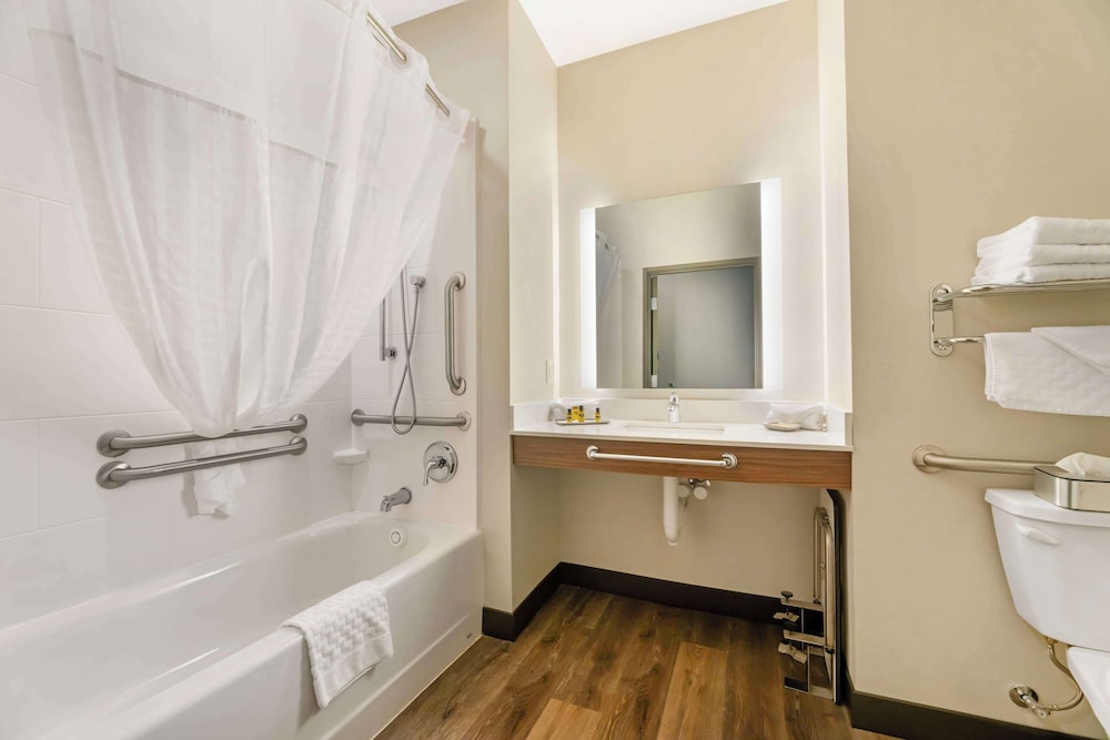 Suite, 2 Queen Beds, Accessible, Refrigerator & Microwave (with Sofabed) - Photo 4