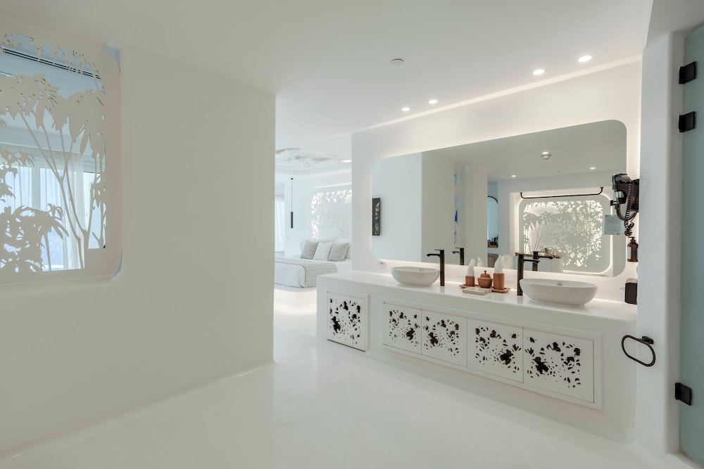 Hall of Fame Pool Suite - Photo 2