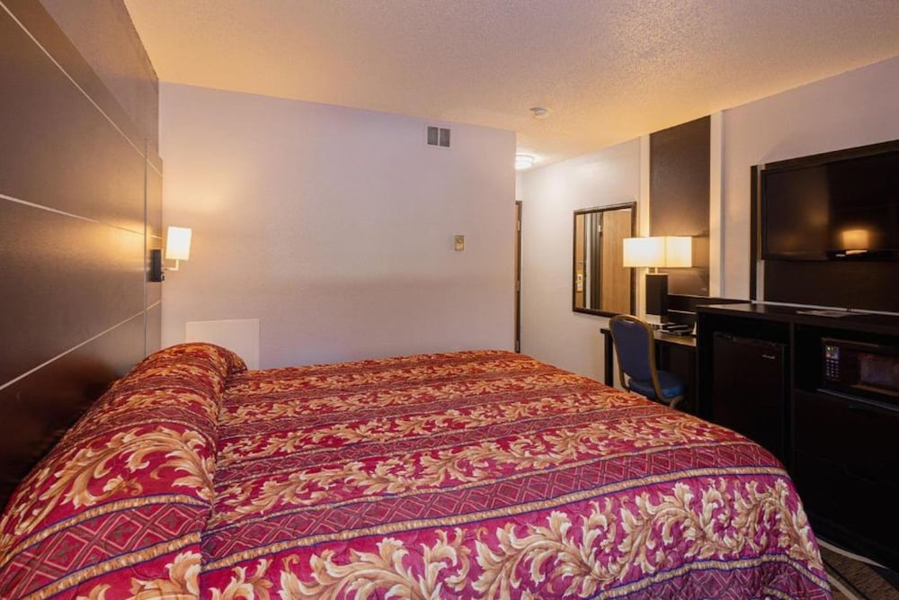 Standard Room, 1 King Bed, Non Smoking - Photo 1