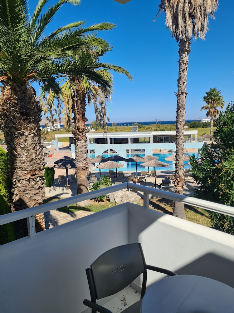TWIN ROOM POOL VIEW photo 2