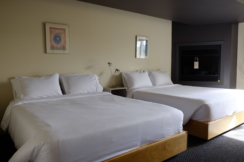 Superior Room 2 Queen beds with Fireplace