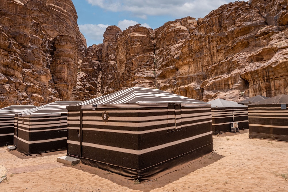 Deluxe Tent photo 2