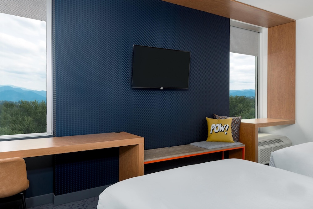 aloft, Traditional Room, 2 Queen Beds, Mountain View - Photo 1