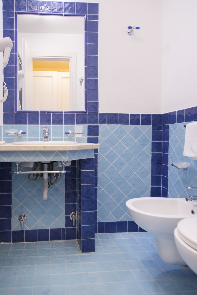 Standard Double or Twin Room - Photo 6